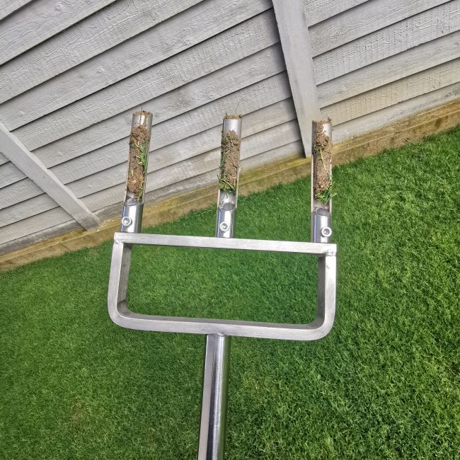 ​Aerator manual pentru gazon cu 3 tije – Alpha Lawn